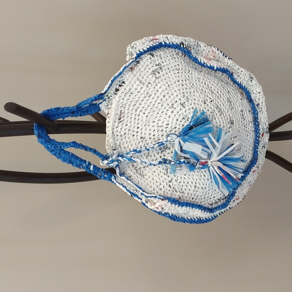 Capri Circle bag made from plarn, white/blue